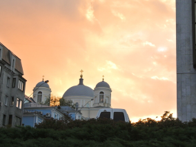Imagem de uma igreja antiga na hora do por do sol