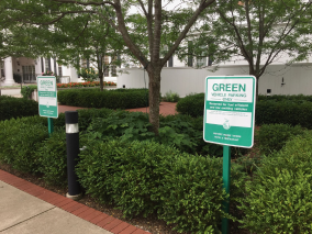 Imagem de um jardim com placas com as regras do jardim