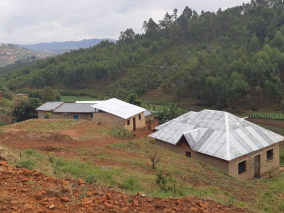Imagem de umas casas ainda em construção em um terreno envolvido pela natureza