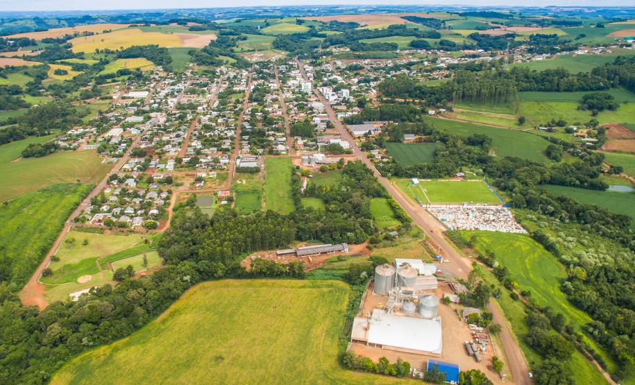 imagem área de uma cidade do interior com bastante vegetação e casas ao redor